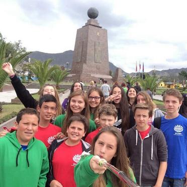 Eine Gruppe von Teilnehmenden macht ein Selfie auf der Exkursion ihres Camps